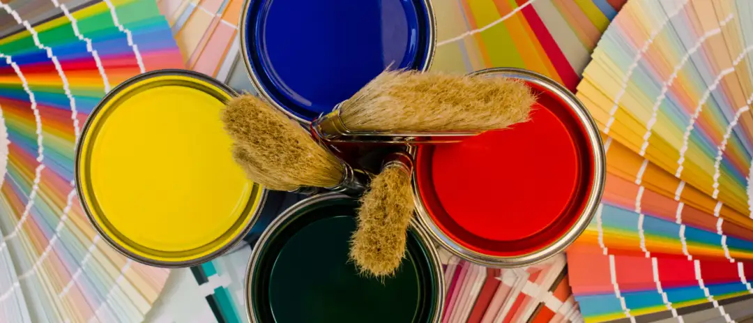 Latas de tinta e pincéis